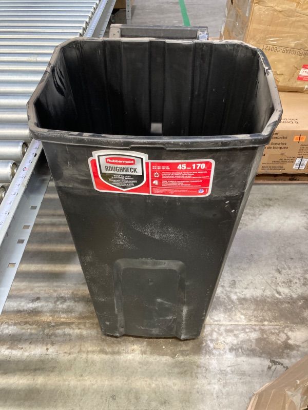 Photo 2 of Rubbermaid 45 gal 170l black trash can **NO LID