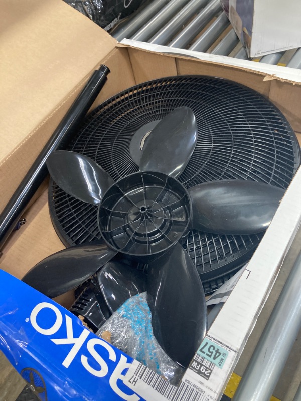 Photo 2 of 18 in. 3 Speed Oscillating Pedestal Fan with Adjustable Height, Easy Assembly, and Quiet Cooling for Any Room in Black