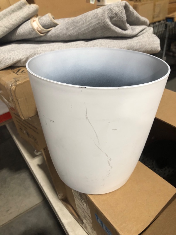 Photo 5 of ***USED - SCRATCHED AND SCRAPED - SEE PICTURES***
The HC Companies 10 Inch Aria Round Self Watering Planter - Plastic Plant Pot for Indoor Outdoor Plants Flowers Herbs, Matte White Matte White 10 "