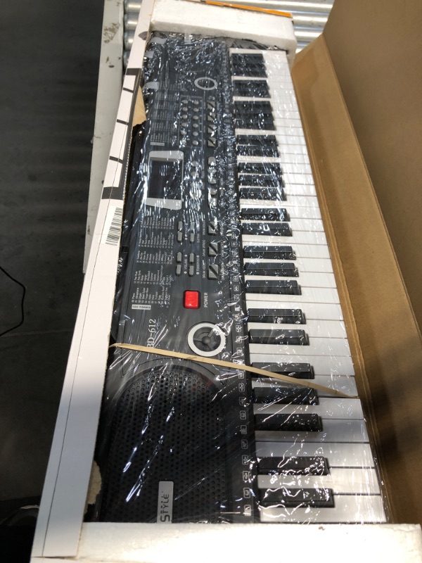 Photo 2 of 61 keys piano keyboard