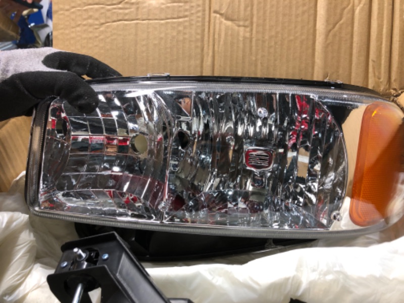 Photo 4 of Headlight Assembly Set - Compatible with 2000 - 2006 GMC Yukon XL 1500 2001 2002 2003 2004 2005