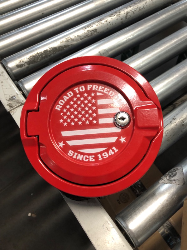 Photo 4 of Fuel Filler Cover With US Flag, Locking Gas Tank Door Exterior Accessories,Aluminum Alloy Gas Cap Cover for 2018-2023 Jeep Wrangler JL JLU… (RED)