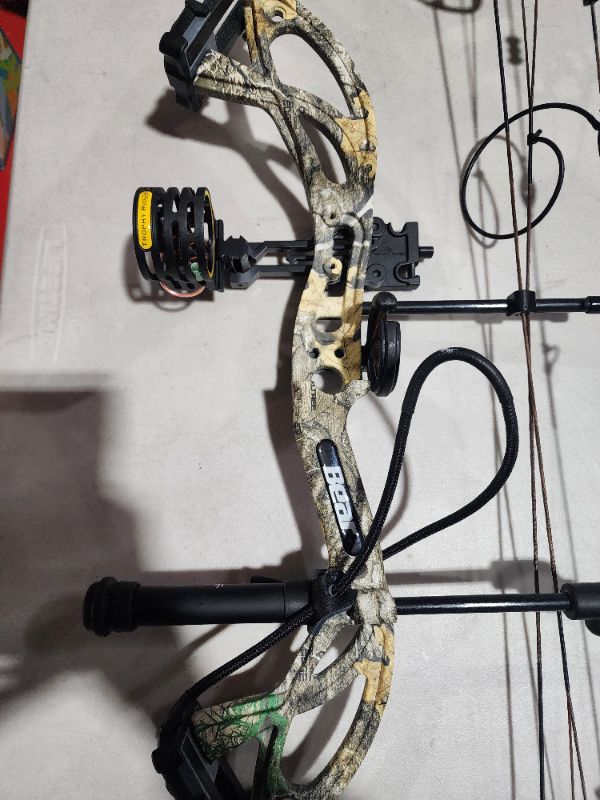 Photo 3 of Bear Archery Cruzer G2 Adult Compound Bow Realtree Edge Right Hand