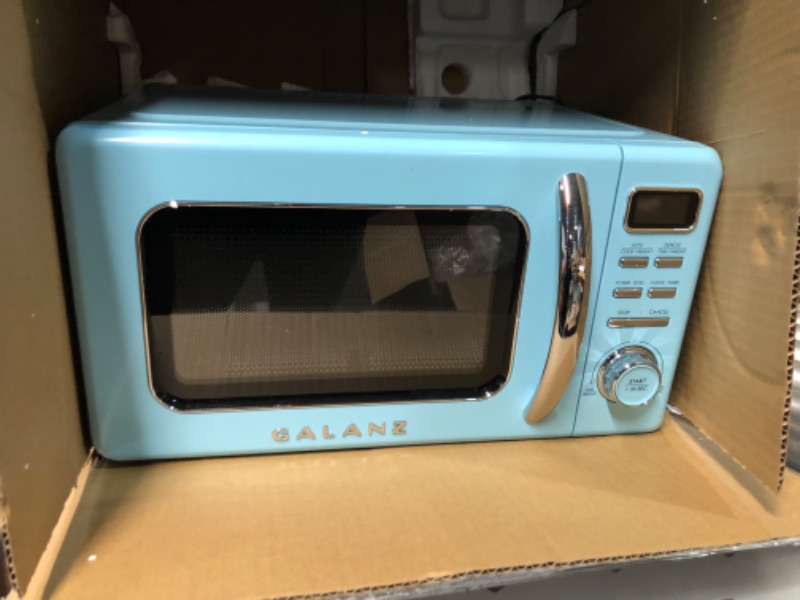 Photo 2 of ***PARTS ONLY/NON-RETURNABLE*DOSNT HEAT***
Galanz GLCMKZ07BER07 Retro Countertop Microwave Oven with Auto Cook & Reheat.7 cu ft