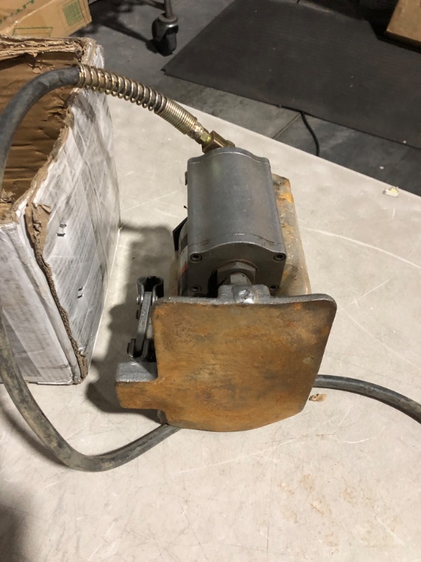 Photo 4 of ***HEAVILY USED AND DIRTY - RUSTED - SEE COMMENTS***
Jet Tools - AHJ-20, 20 Ton Air/Hydraulic Bottle Jack (456620)