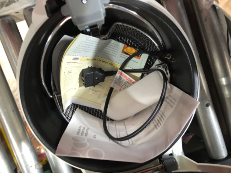 Photo 1 of **DAMAGE/PARTS ONLY**
DeLonghi D677UX 2-1/5-Pound-Capacity Deep Fryer