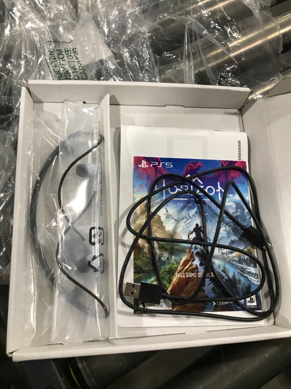 Photo 1 of PlayStation VR2 Horizon Call of The Mountain™ Bundle (PSVR2)
