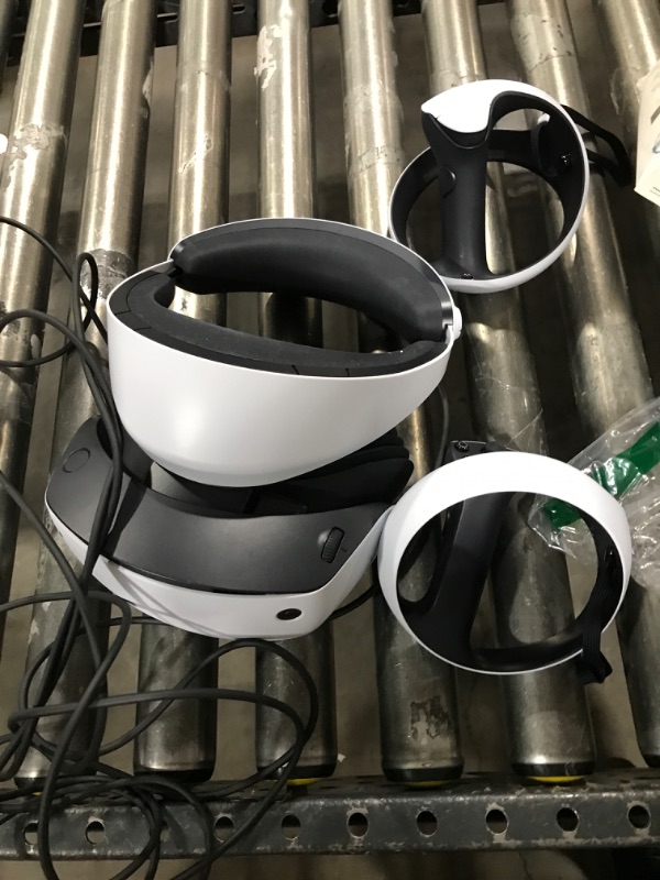 Photo 1 of PlayStation VR2 Horizon Call of The Mountain™ Bundle (PSVR2)

