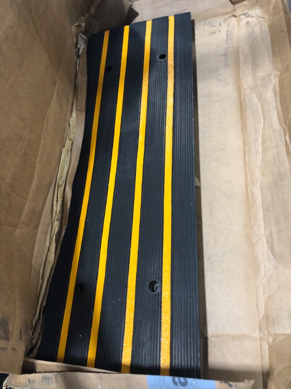 Photo 2 of VEVOR Rubber Curb Ramp, 6" Rise Height Sidewalk Curb Ramp, 5T Heavy Duty Driveway Curb Ramp,11.8" Width 23.5" Length Threshold Ramp for Forklifts, Trucks, Buses, Cars, Wheelchairs, Bikes