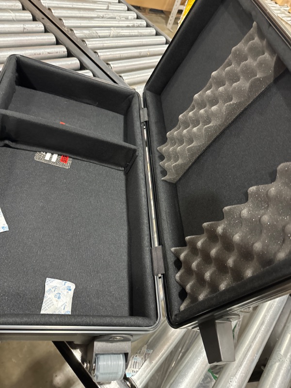 Photo 3 of Gator Cases ATA Style Case for the Line 6 Helix Multi-FX Floor Processor with Wheels (GHELIXFLOOR)
