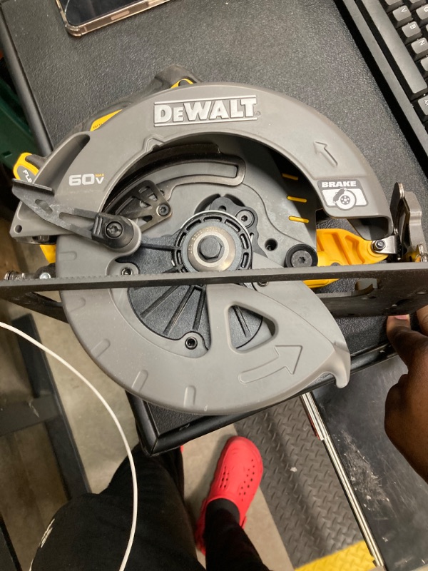 Photo 1 of FLEXVOLT 60V MAX Cordless Brushless 7-1/4 in. Circular Saw with Brake (Tool Only)
