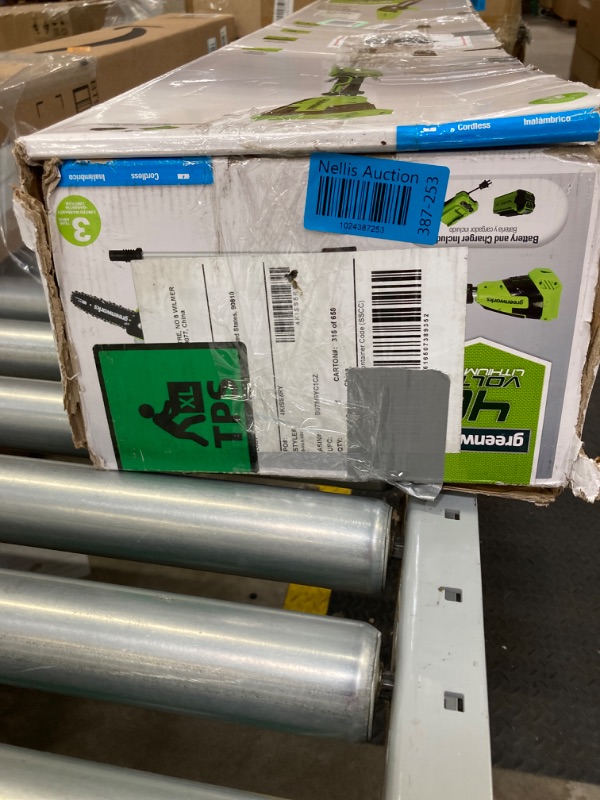 Photo 3 of ***FOR PARTS, DOES NOT WORK*** greenworks 8inch 40v cordless pole saw, 2ah battery, ps40l210