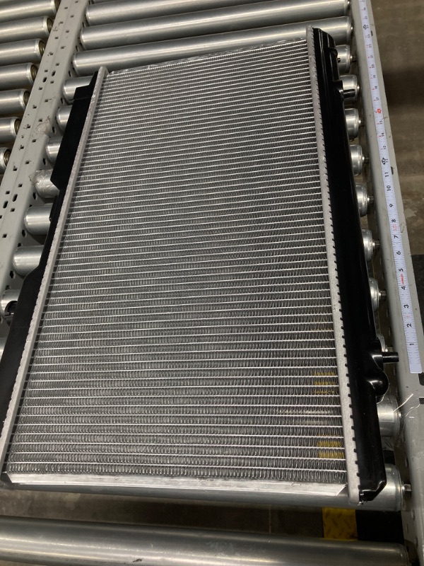 Photo 2 of DNA Motoring OEM-RA-2051 OE Style 1-Row Aluminum Direct Fit Radiator Compatible with 97-01 Honda CR-V, 26-5/16" W X 13-3/4" H X 1-1/4" D, 1-1/4" Inlet, 1-1/4" Outlet 97-01 CR-V