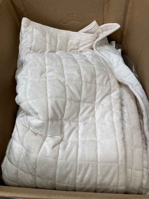 Photo 2 of **Missing Pillowcases** RECYCO Luxury Velvet Quilt Set King Size, Lightweight Velvet Comforter Set, Oversized Bedspread Coverlet Quilted Bedding Set, with 2 Matching Pillow Shams, for All Season, Cream White KING/CAL.KING (92"x108") Cream White