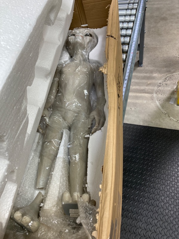 Photo 1 of Design Toscano LY612299 Out-of-This-World Extra Terrestrial Alien Statue, Large, Gray Stone Finish