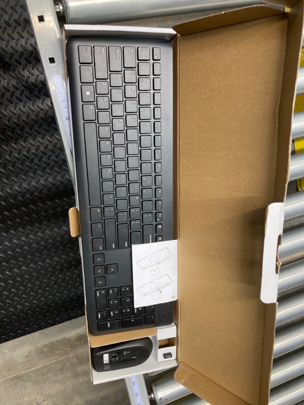 Photo 1 of DELL Wireless Keyboard With Mouse  KM3322W