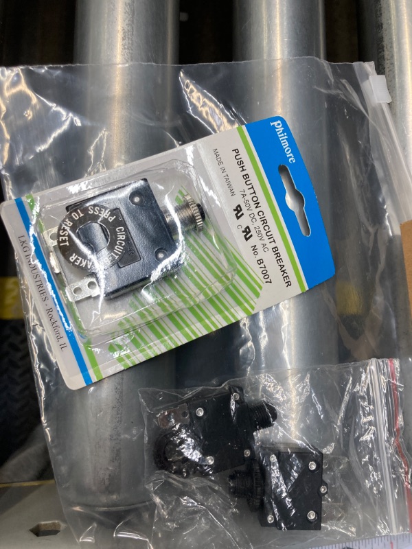 Photo 1 of 7 AMP 50VDC, 250VAC CIRCUIT BREAKER