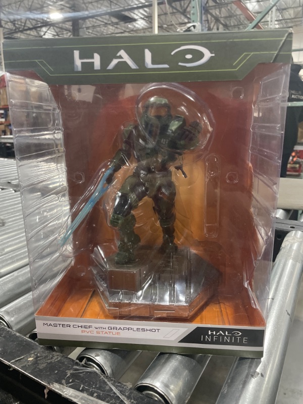 Photo 2 of Dark Horse Comics Halo Infinite: Master Chief Grappleshot PVC Statue