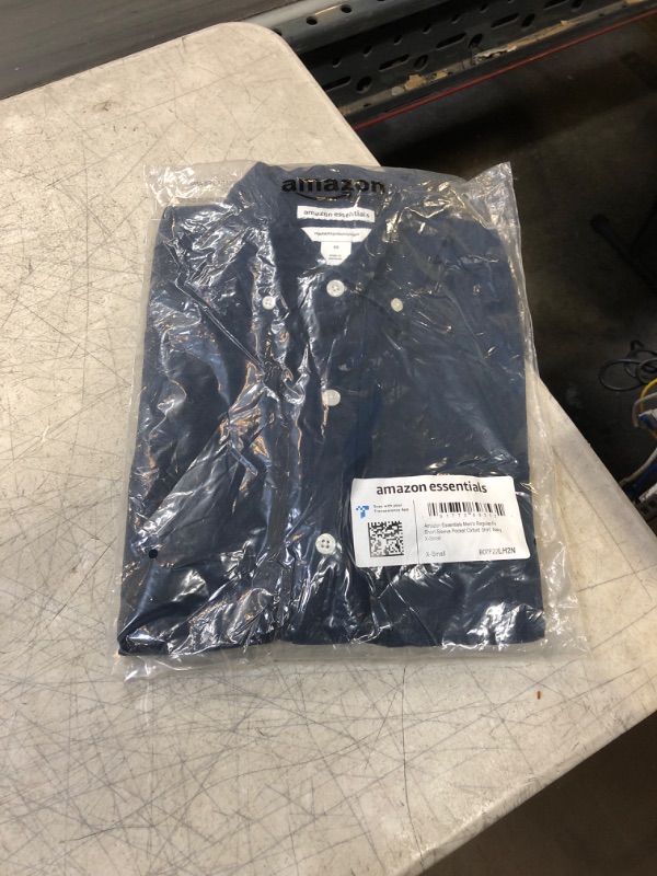 Photo 2 of Amazon Essentials Men's Regular-Fit Short-Sleeve Pocket Oxford Shirt X-Small Navy
