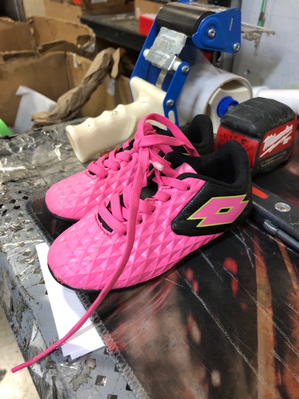 Photo 2 of ?? Girls' Pink Soccer Cleats ?? - 9 Y
