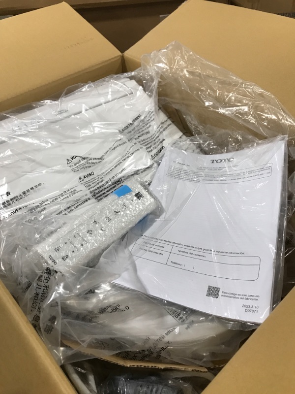 Photo 2 of TOTO SW3084#01 WASHLET C5 Electronic Bidet Toilet Seat with PREMIST and EWATER+ Wand Cleaning, Elongated, Cotton White C5 Elongated Cotton White Toilet Seat
"One corner is broken