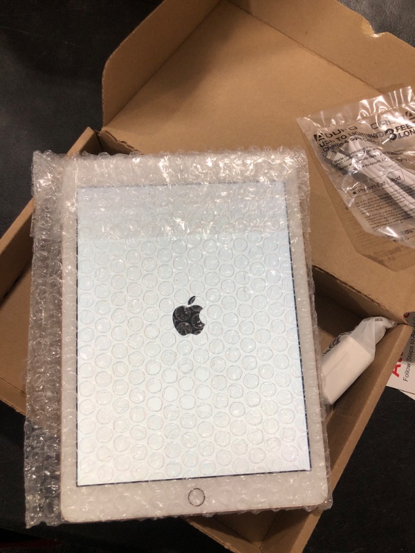 Photo 2 of 2018 Apple iPad 6th Gen (9.7- inch, Wi-Fi, 128GB)