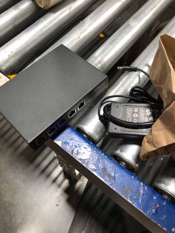 Photo 1 of MokerLink 5 Port 2.5 Gigabit PoE Switch, 5 x 2.5G Ethernet Ports, 4 Port PoE IEEE802.3af/at, 65W, Compatible with 10/100/1000Mbps, Unmanaged Fanless Wall Mountable Network Switch
