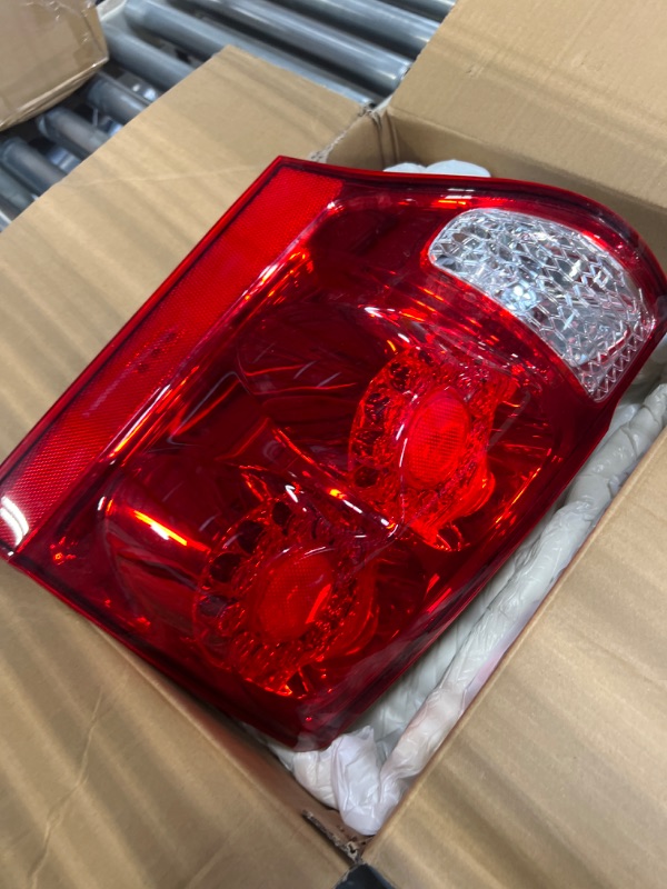 Photo 1 of ***CHIPPED CORNER*** 

Nakuuly Tail Light Compatible With 2011-2020 Dodge Grand Caravan Right Passenger Side LED Taillight Rear Lamp Brake Signal Assembly with Bulb # 5182534AF CH2801199 Right passsenger Side