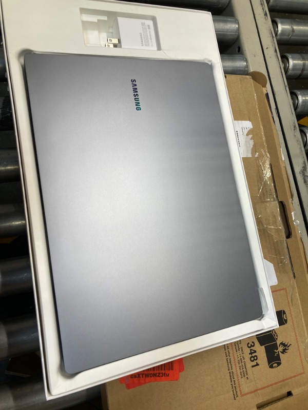 Photo 1 of SAMSUNG 16" Galaxy Book4 Pro Business Laptop, Wi-Fi PC Computer, Windows 11 PRO, Intel Core 7 Ultra 155H / 32GB / 1TB, 3K AMOLED Touchscreen, 2024 Model, NP964XGK-KG1US, Moonstone Gray Intel Core Ultra 7 155H 1 TB 16 -Inch Moonstone Gray
***Used, but in g