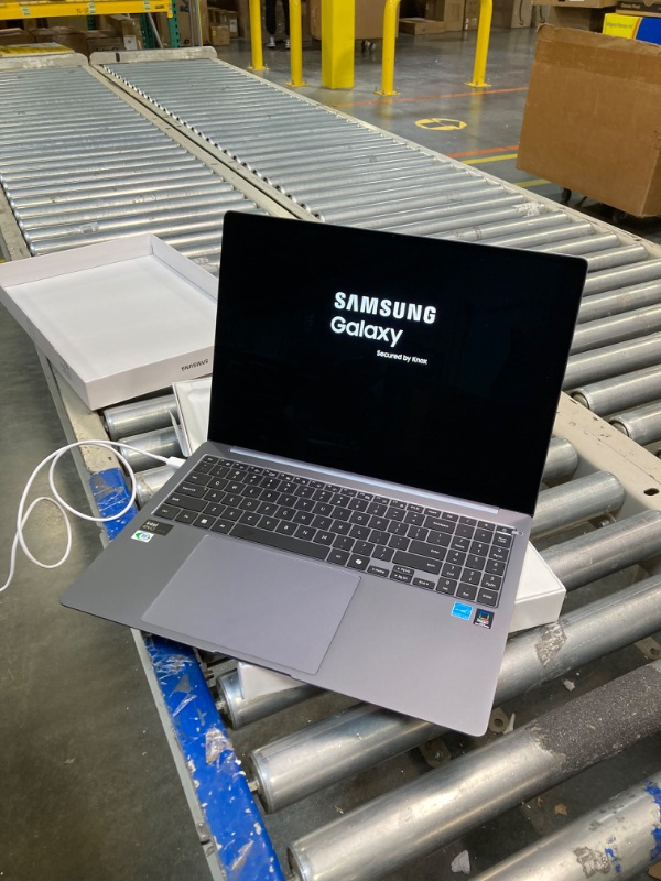 Photo 1 of SAMSUNG 16" Galaxy Book4 Pro Business Laptop, Wi-Fi PC Computer, Windows 11 PRO, Intel Core 7 Ultra 155H / 32GB / 1TB, 3K AMOLED Touchscreen, 2024 Model, NP964XGK-KG1US, Moonstone Gray Intel Core Ultra 7 155H 1 TB 16 -Inch Moonstone Gray
***Used, but in g