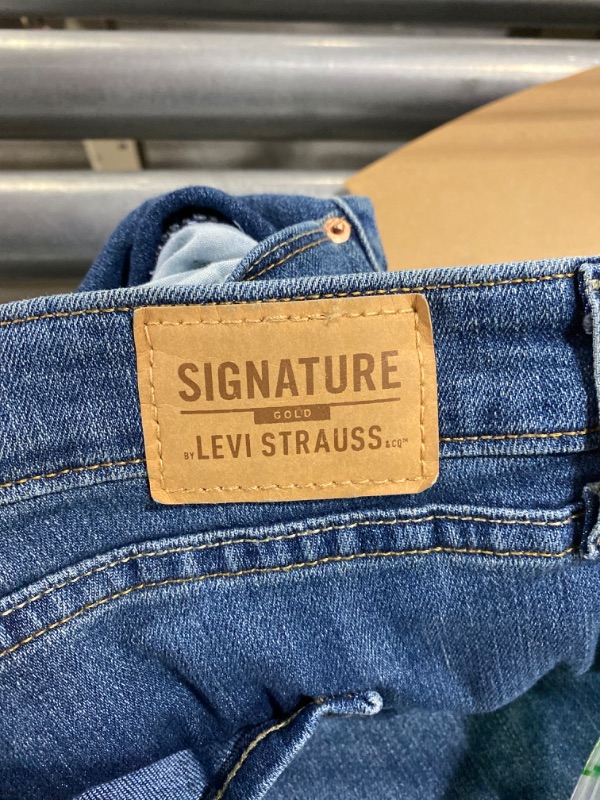 Photo 3 of Signature by Levi Strauss & Co. Gold Label Women's True Boot Jean (Standard and Plus) 22 Plus (New) Golden Star