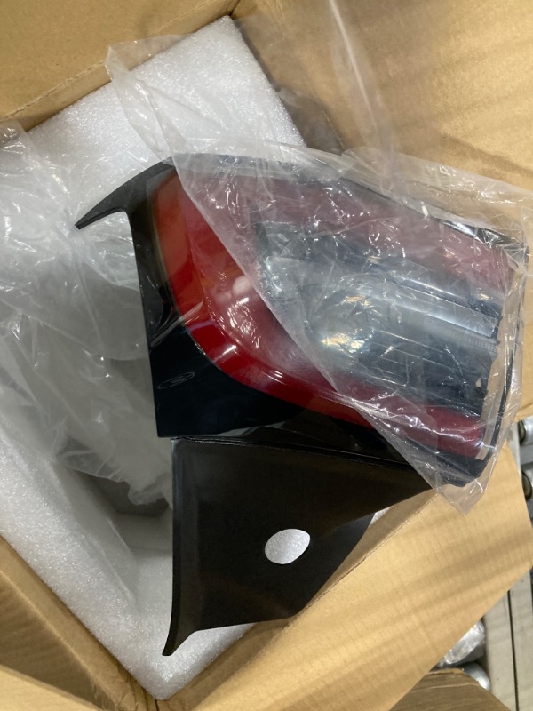 Photo 3 of Misakomo Rear Outer Tail Light Assembly, Compatible with 2017-2022 Tesla Model 3, Replace 1077398 Right Passenger Side Brake Running Turn Signal Tail Lamps***USED***CAN BE USED FOR PARTS*** 