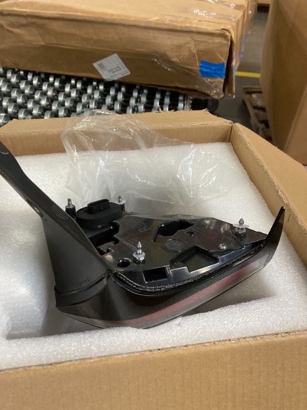 Photo 5 of Misakomo Rear Outer Tail Light Assembly, Compatible with 2017-2022 Tesla Model 3, Replace 1077398 Right Passenger Side Brake Running Turn Signal Tail Lamps***USED***CAN BE USED FOR PARTS*** 