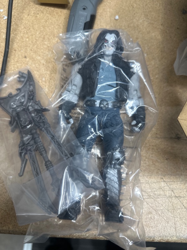 Photo 3 of McFarlane Toys - DC Multiverse Lobo & Spacehog (Justice League of America) - 7in Scale Action Figure with Vehicle, Gold Label, Amazon Exclusive