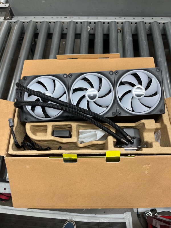 Photo 2 of (READ FULL POST) CORSAIR iCUE Link H170i RGB Liquid CPU Cooler - 420mm AIO - QX140 RGB Fans - Fits Intel® LGA 1700, AMD® AM5 - iCUE Link System Hub Included - Black AIO Only 420mm AIO Black