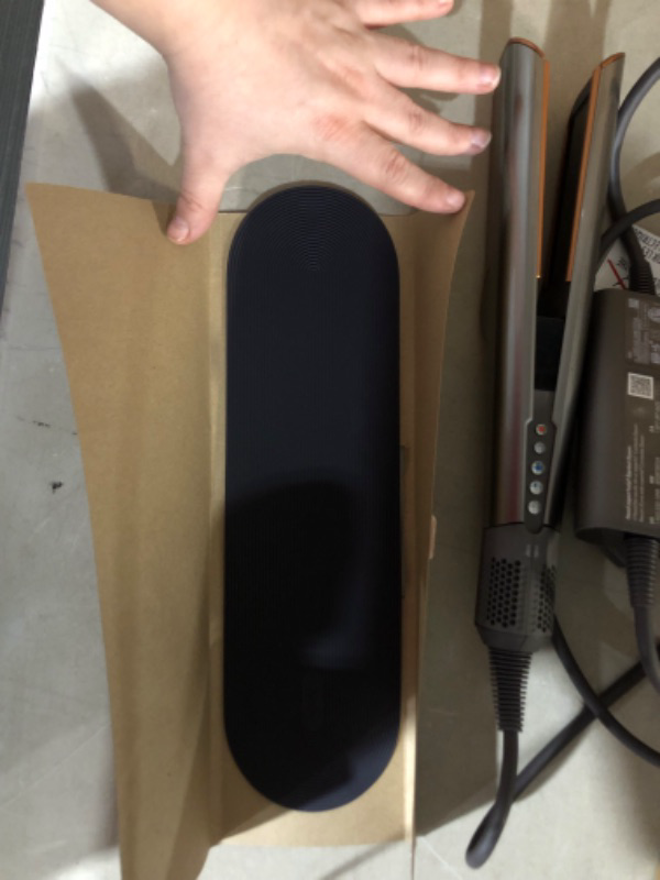 Photo 1 of ***PARTS ONLY/NON-RETURNABLE**WONT STAY ON/ASKS FOR RESET***
Dyson Airstrait™ Straightener