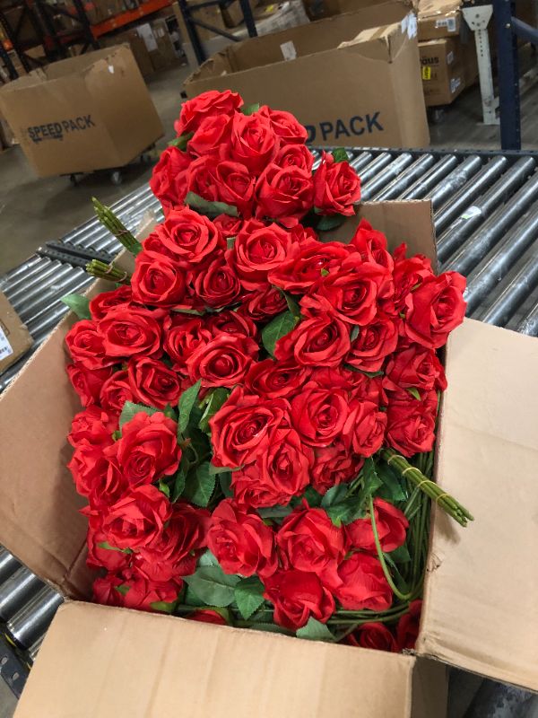 Photo 2 of XunYee 300 Pieces Artificial Rose Flower Realistic Silk Roses with Bouquet Stems Plastic DIY Fake Rose Flowers for Wedding Home Centerpieces Party Decorations (Red)