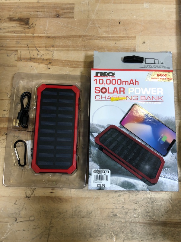 Photo 2 of 10,000 mAh SOLAR POWER CHARGING BANK 