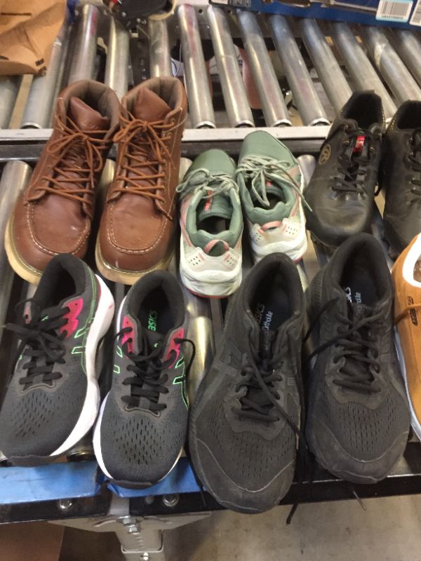 Photo 2 of BOX LOT OF 9 PAIRS OF SHOES -- DIFFERENT STYLES AND SIZES -- SOLD AS IS -- NO RETURNS --
