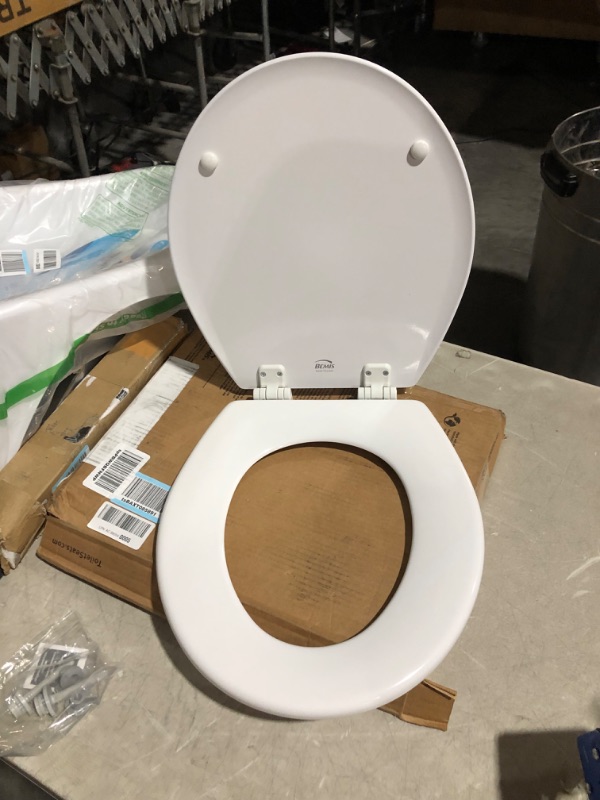 Photo 4 of ***USED - LIKELY MISSING PARTS - UNABLE TO VERIFY FUNCTIONALITY***
Bemis 500EC 390 Toilet Seat with Easy Clean & Change Hinges, Round, Durable Enameled Wood, Cotton White Cotton White 1 Pack Round Toilet Seat