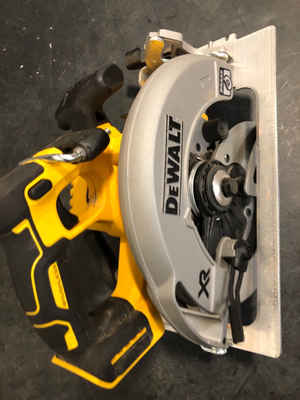 Photo 2 of DEWALT XR Power Detect 20-volt Max 7-1/4-in Cordless Circular Saw (Bare Tool)