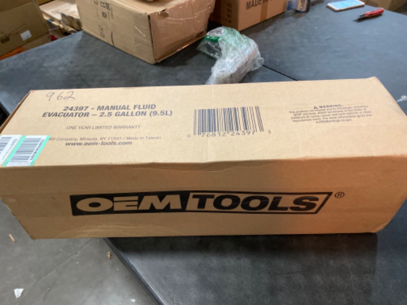 Photo 3 of OEMTOOLS 24397 Manual Fluid Extractor - 2.5 Gallons (9.5L)