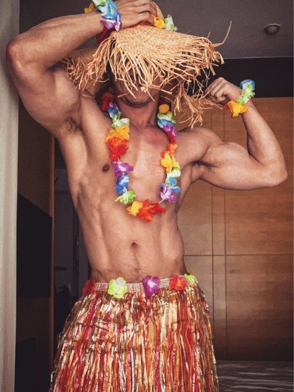 Photo 1 of Hawaiian Costume (Hawaii Grass Hula Rock Party Set)
Set includes skirts, necklace, and bracelets for your beach
