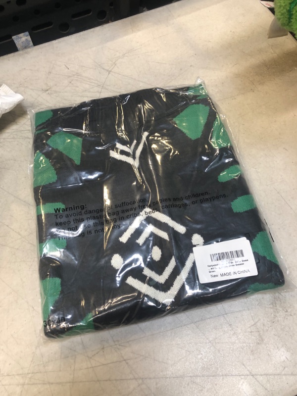 Photo 1 of  MEN GREEN AND BLACK LONG SLEEVE PULL OVER ( SIZE: MED) 