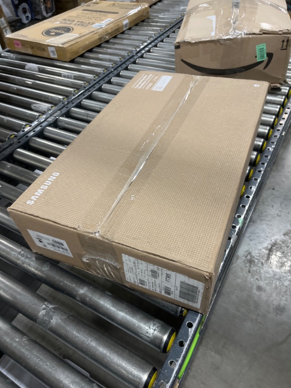 Photo 1 of SAMSUNG 27-Inch CF39 Series FHD 1080p Curved Computer Monitor, Ultra Slim Design, AMD FreeSync, 4ms response, HDMI, DisplayPort, VESA Compatible, Wide Viewing Angle (LC27F398FWNXZA), Black 27-inch Curved DP/HDMI
