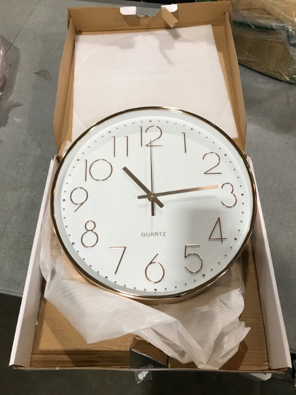 Photo 1 of 12" Wall Clock(item is cracked 
