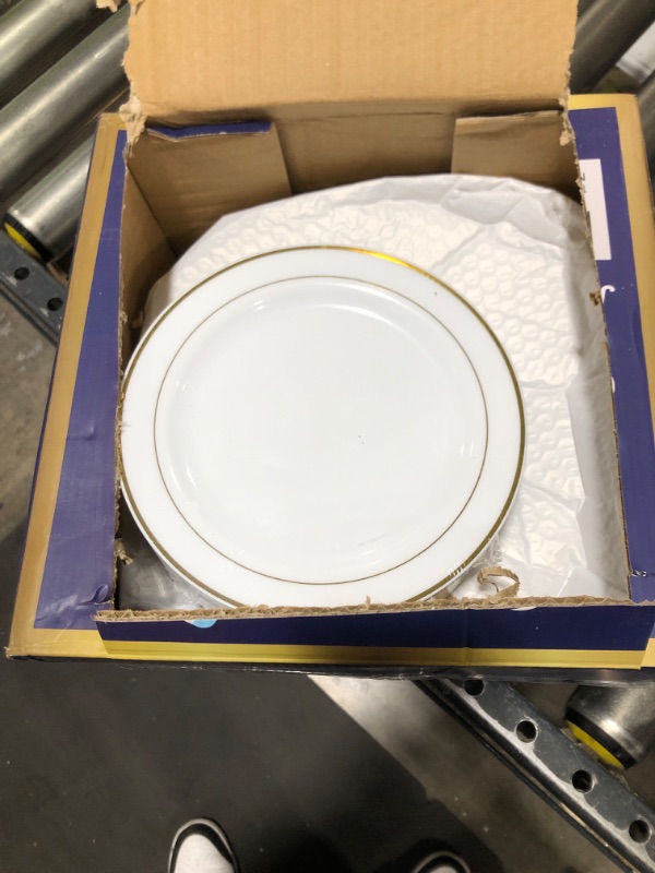 Photo 1 of 100 count plastic plates