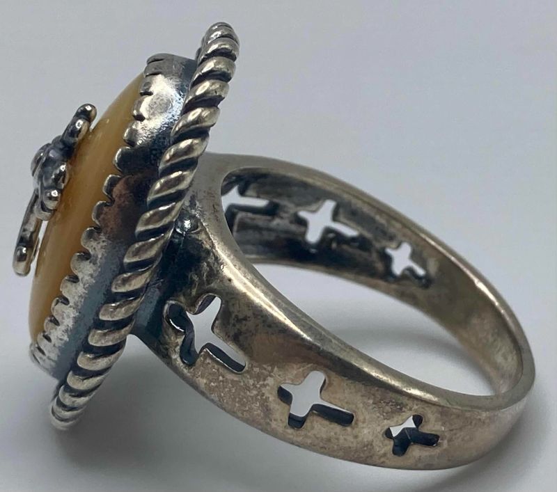 Photo 1 of VINTAGE BALTIC AMBER 0.75” OVAL STONE W CROSS STERLING SILVER RING SIZE 9-9.25/10.3G (READ NOTES)