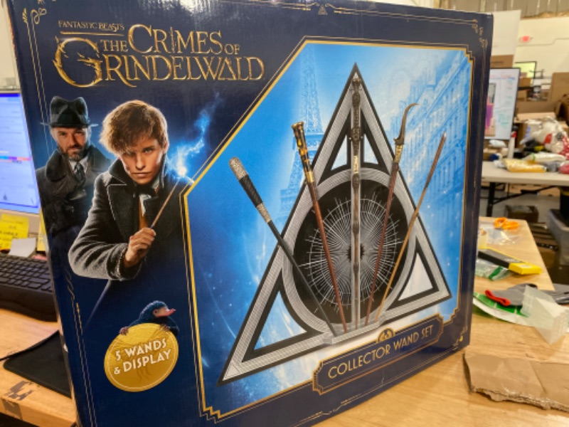 Photo 2 of Crimes of Grindelwald Collector Wand Set
