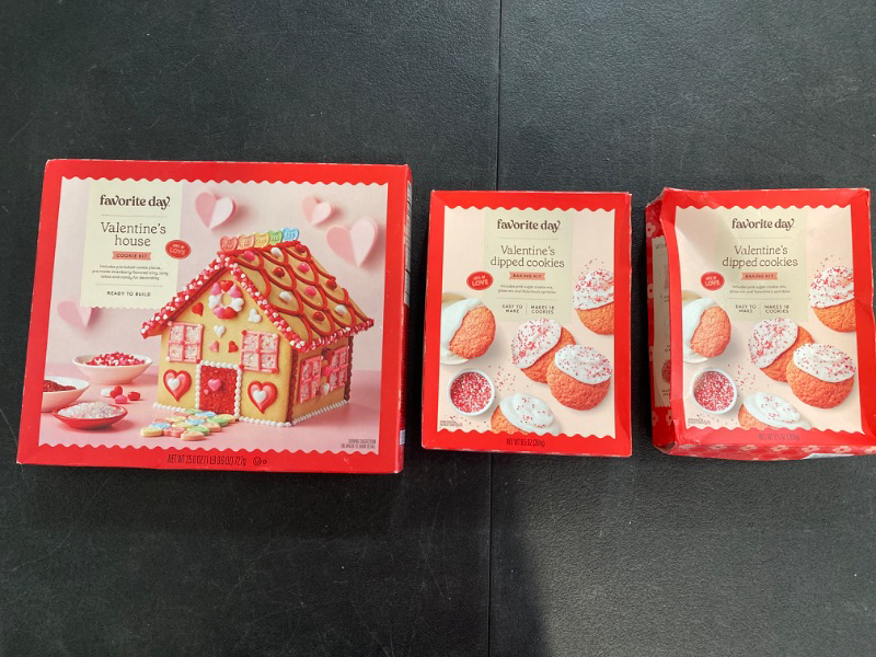 Photo 2 of Valentines Cookie House Kit - 23.51oz - Favorite Day/2x Valentines Dipped Cookie-9.5 oz - Favorite Day
